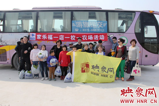 “播種希望 收獲成長(zhǎng)”農(nóng)場(chǎng)播種體驗(yàn)活動(dòng)參與人員合影 “播種希望 收獲成長(zhǎng)”農(nóng)場(chǎng)播種體驗(yàn)活動(dòng)參與人員合影