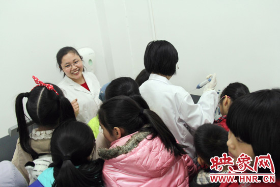 小朋友們參觀家樂福食品安全檢測(cè)實(shí)驗(yàn)室并現(xiàn)場(chǎng)觀摩測(cè)試過程 小朋友們參觀家樂福食品安全檢測(cè)實(shí)驗(yàn)室并現(xiàn)場(chǎng)觀摩測(cè)試過程