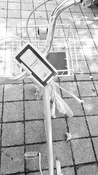 車把中間有手機充電支架，下方連接著3根充電線。