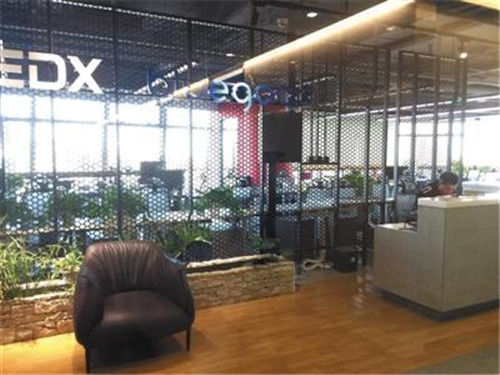 11月16日，小藍(lán)單車總部人去樓空，前臺(tái)只剩保安。