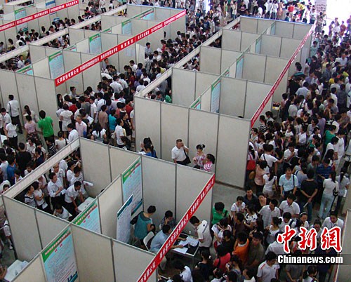 圖為招聘會(huì)現(xiàn)場(chǎng)人山人海的求職者。中新社發(fā) 付美斌 攝