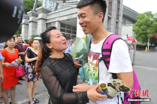 資料圖：家長(zhǎng)給考生送上鮮花。王康明 攝