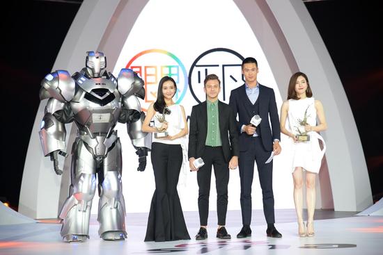 Klasse14腕表首席設(shè)計(jì)師 Mario Noblie以及超模蔚方卿為王鷗、江疏影頒發(fā)時(shí)尚突破藝人獎(jiǎng)項(xiàng)