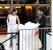 井柏然，馬思純徘徊在戛納紅毯門(mén)口