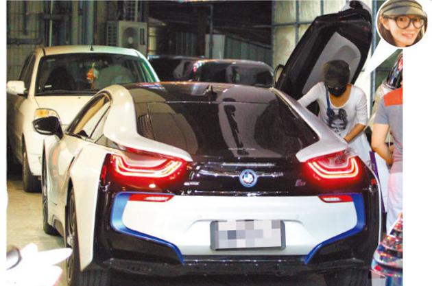 安以軒將東西搬進(jìn)跑車