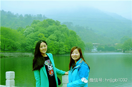 奧斯卡汽車影城的美女和這個風(fēng)景融入的真好啊，有木有？！