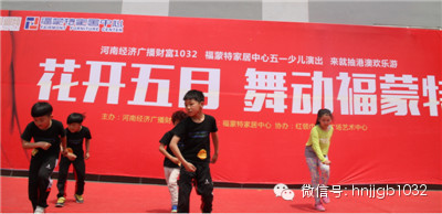 跳街舞的女孩兒下臺后說“我是臨時給他們搭舞的”，好善良的小女生?。? width=