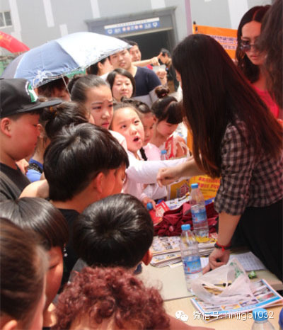 禮品領(lǐng)取處，這是要把工作人員圍攻的節(jié)奏啊。