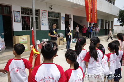 財(cái)富1032主播鄧語(yǔ)、張哲主持了捐助儀式