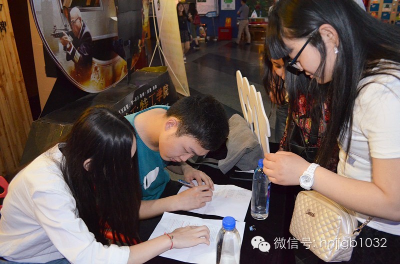 看，我們的工作人員正在組織簽到哦！