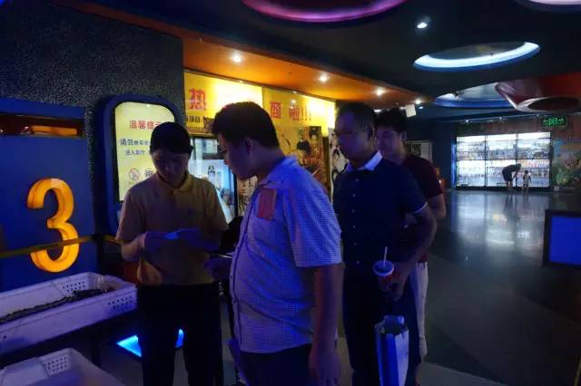 電影馬上開始，排隊(duì)入場(chǎng)嘍