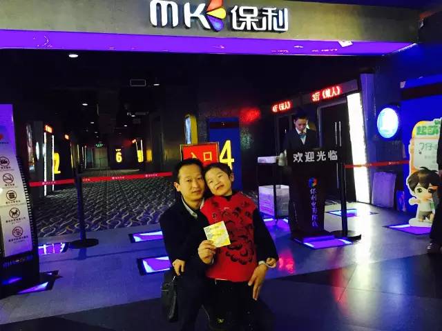 再來看兩個(gè)萌娃，表情都好有戲！