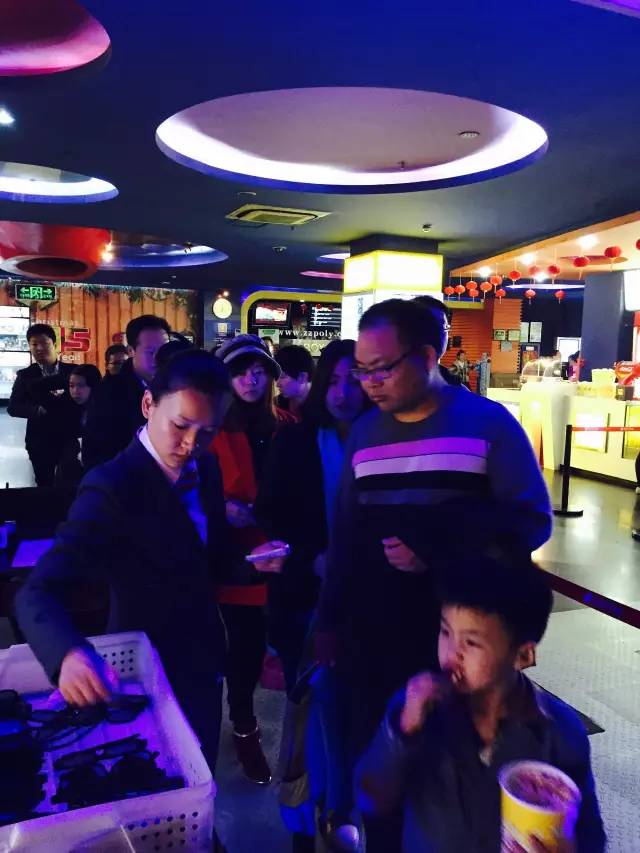 小朋友吃的好香??！爆米花和電影真是絕配喲