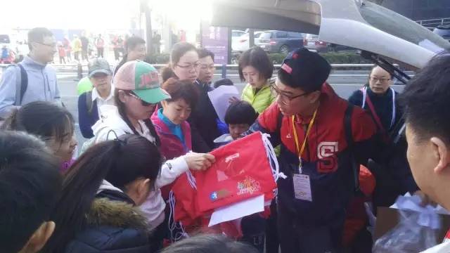 8:30準(zhǔn)時(shí)集合，現(xiàn)場(chǎng)工作人員給大家分發(fā)參賽證和參賽衣服。