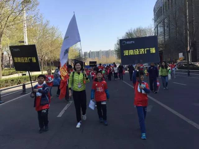 出發(fā)啦！小朋友和大朋友們昂首闊步向賽場(chǎng)邁進(jìn)！