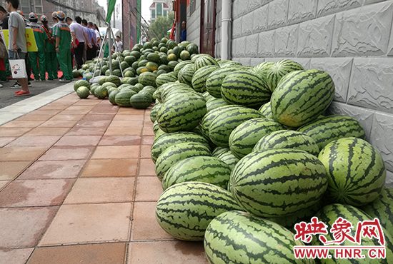 經(jīng)濟廣播工作人員和愛心企業(yè)給正在忙碌的環(huán)衛(wèi)工人、交警等送去一萬六千多斤西瓜和近百提礦泉水。