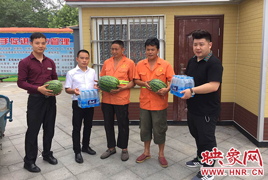 經(jīng)濟廣播工作人員和愛心企業(yè)給正在忙碌的環(huán)衛(wèi)工人、交警和協(xié)警等送去了一萬六千多斤西瓜和近百提礦泉水。