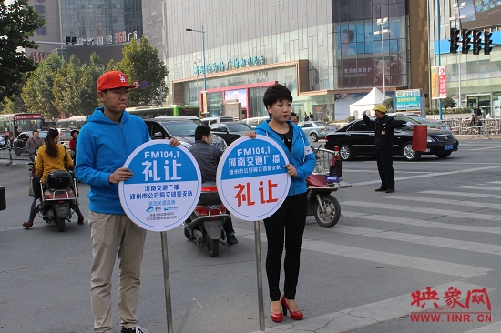 河南省文明交通形象大使、河南交通廣播主持人南方在活動(dòng)現(xiàn)場(chǎng)