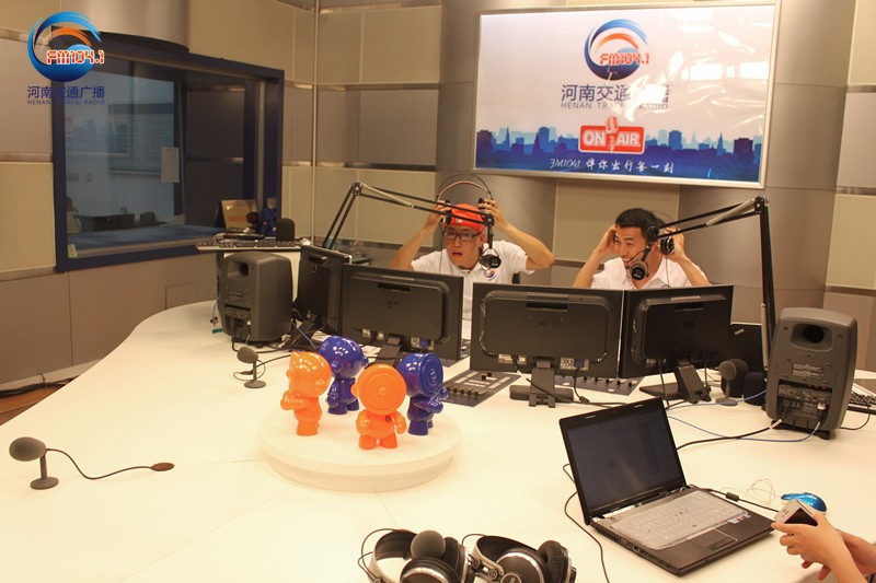 李憲和張弛怎么這么開心！又不是你們倆中獎了！