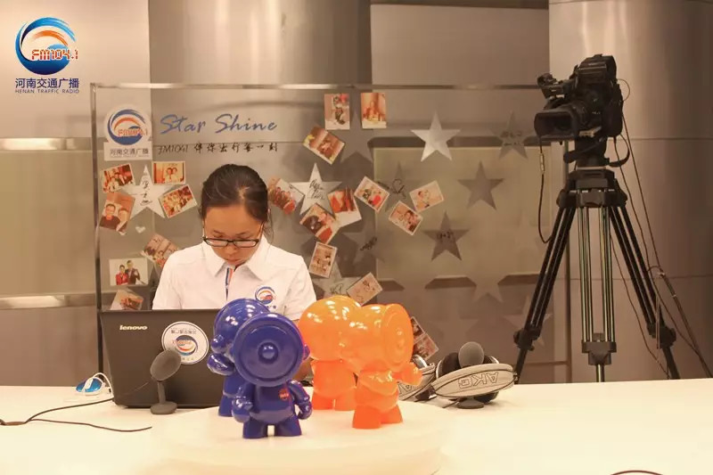 還是抽獎的姑娘比較認真！為保證抽獎的公平公正，映象網(wǎng)進行了全程視頻直播。