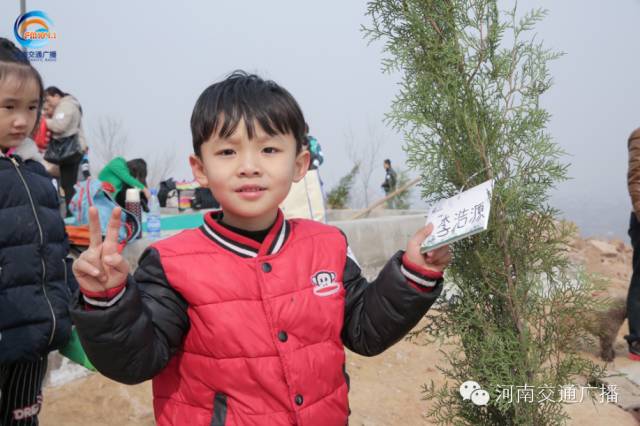 耶！你看，這是我種下的小樹苗！