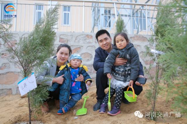 一家四口，一起種下我們的小樹，和寶貝兒們一起茁壯成長！