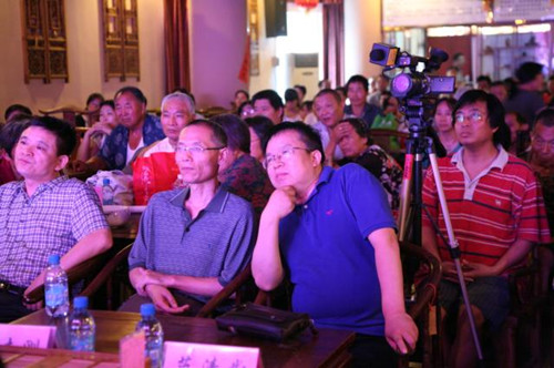 信息廣播總監(jiān)李金鋒（左1）、副總監(jiān)魏志剛（左2）、副總監(jiān)陳德年（左3）