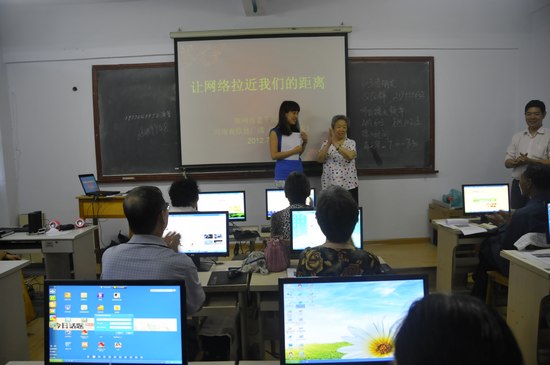 擁有18萬粉絲的網絡紅人、78歲的QQ奶奶張秀麗也來到網絡課堂