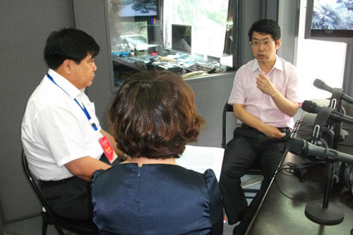 直播前的北京安貞醫(yī)院副院長(zhǎng)周生來(lái)（右１）、大慶油田總醫(yī)院集團(tuán)總經(jīng)理劉湘彬（左１）