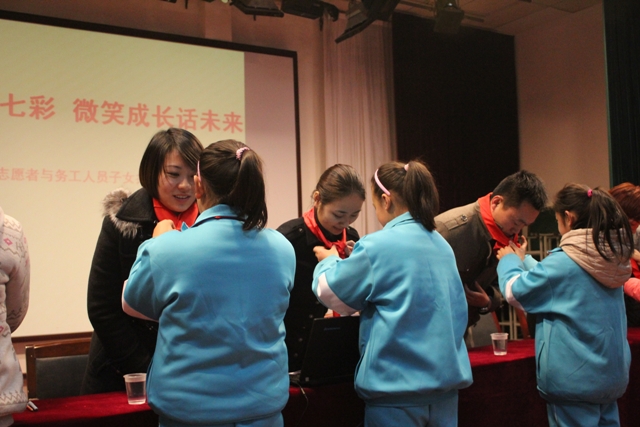 少先隊員為優(yōu)秀志愿者系上紅領巾