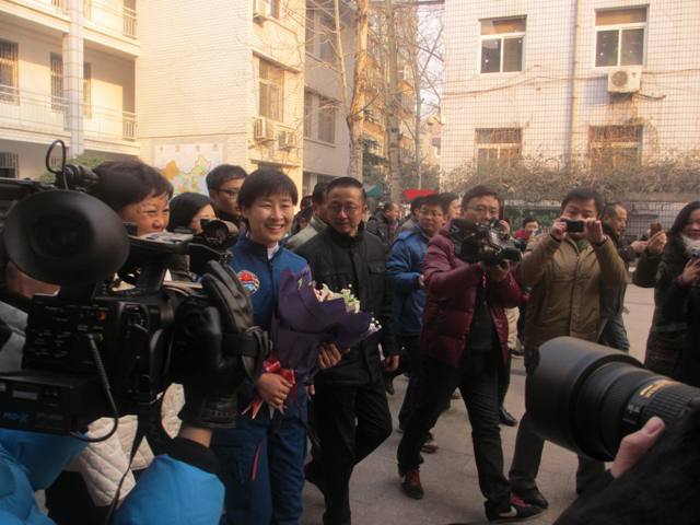 劉洋走進母?！嵵萑? oldsrc=