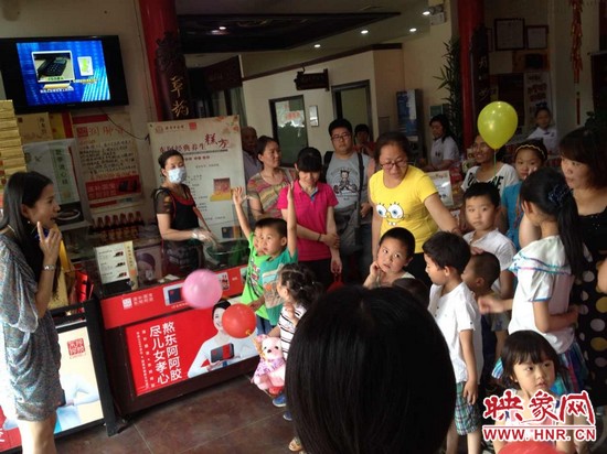 活動(dòng)開始前，1066城市之聲的主持人跟孩子們進(jìn)行現(xiàn)場(chǎng)互動(dòng)。