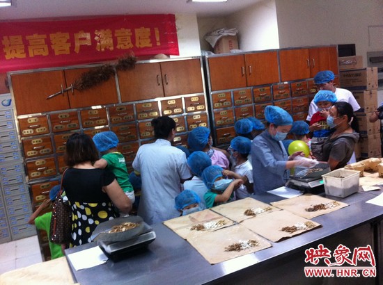 　　接下來，要進(jìn)入到有中醫(yī)“博物館”之稱的中藥房去探秘啦！藥房那些小抽屜里面裝的是什么？孩子們很好奇