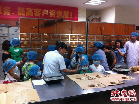 咦，藥房里的叔叔阿姨他們從小抽屜里拿出的藥又是什么？這些中藥放在一起有什么功效呢？