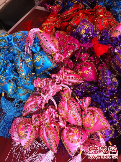 孩子們的好奇心得以大大的滿足，接下來就要裝香囊啦，你看，五顏六色的香囊多漂亮！