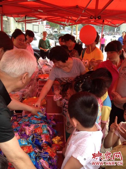 中醫(yī)館裝備了防蚊蟲、預(yù)防手足口等四個(gè)藥方，并把這些藥磨成粗粉，每個(gè)孩子把不同藥方粉裝如香囊?guī)Щ丶? complete=