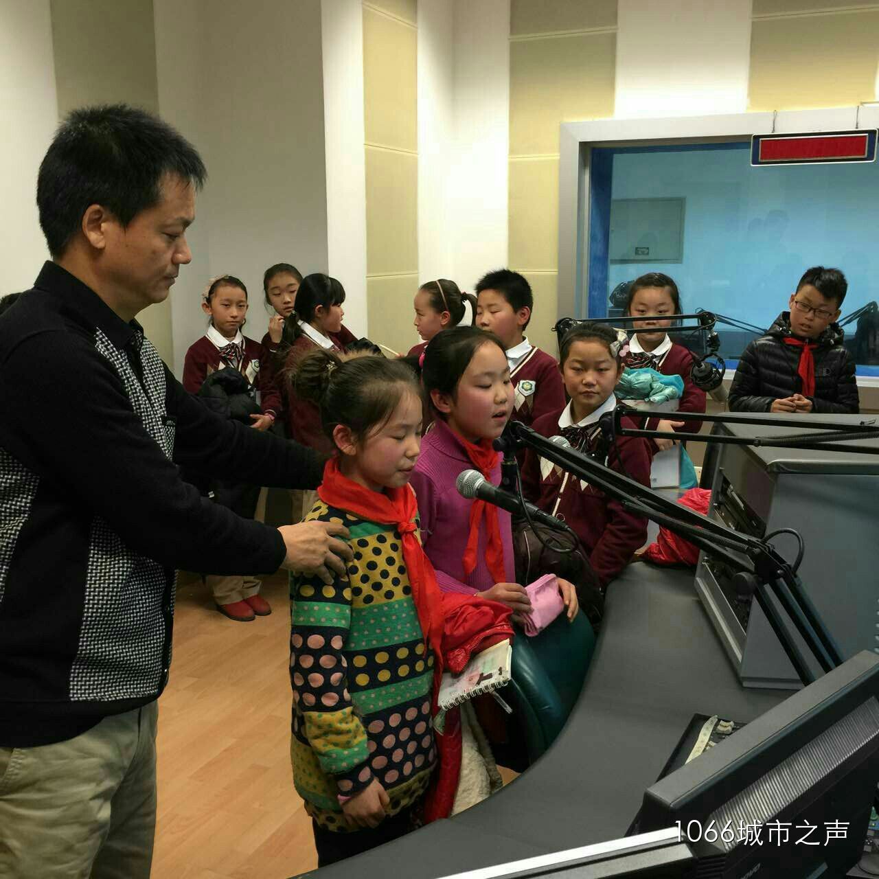 現(xiàn)場接受播音指導(dǎo)，有模有樣耶！