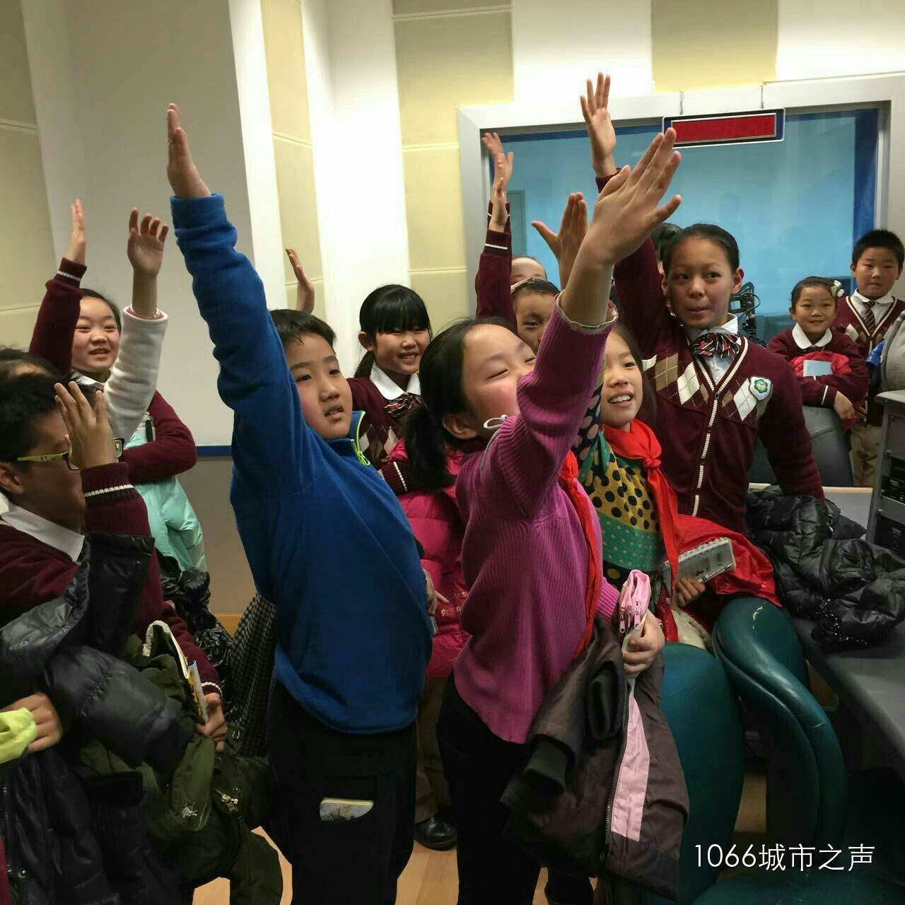 第一次體驗話筒前的感覺，同學(xué)們爭先恐后！