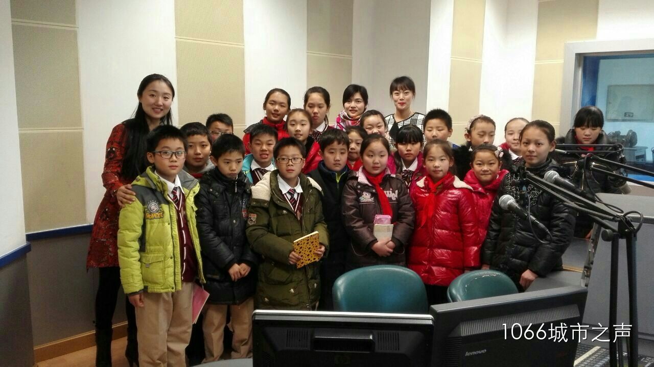 跟電臺的主持人和老師們的大合影！真是難忘的一天??！