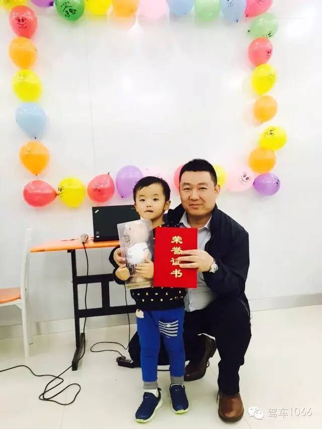 我是小小銀行家，來跟行長合個影哦