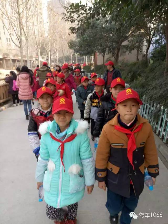 脖子上戴著紅領(lǐng)巾，頭上頂著小紅帽，排著整齊的隊(duì)伍——出發(fā)！