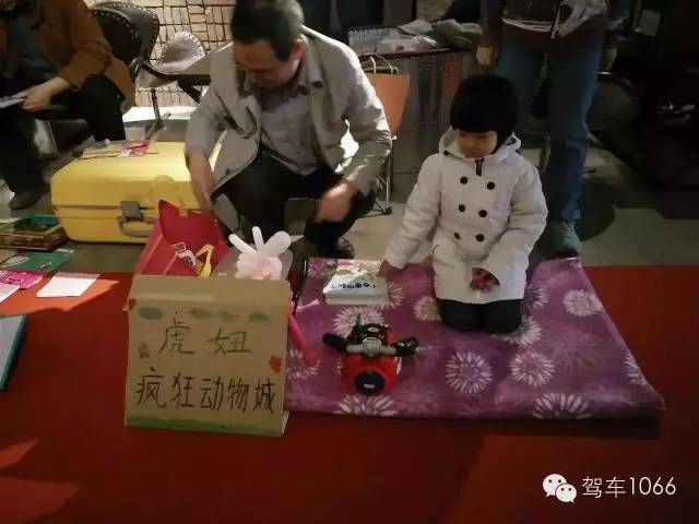 這位小老板的攤位擺的有模有樣的，不過旁邊這位酷爸怎么這么眼熟？