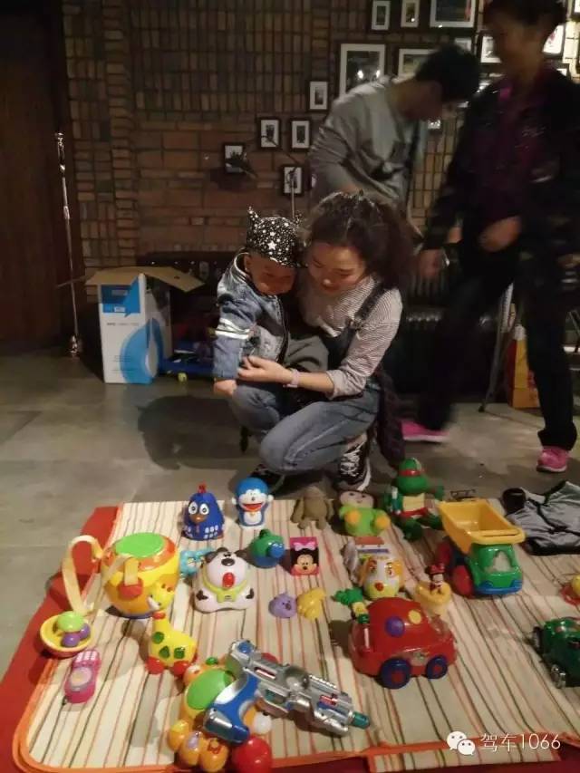 本次活動(dòng)最小的小老板，最后放大招了，玩具隨便拿，這壕情也沒sei了！