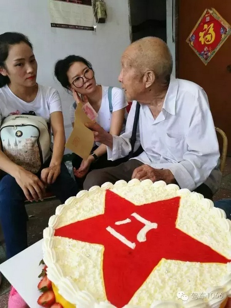 二姐們認(rèn)真聽老兵講抗戰(zhàn)的故事，老人年事已高，記憶都是轟炸！轟炸！轟炸！