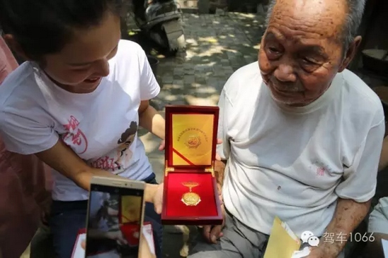 老兵聽不到我們在說什么，今年98了。