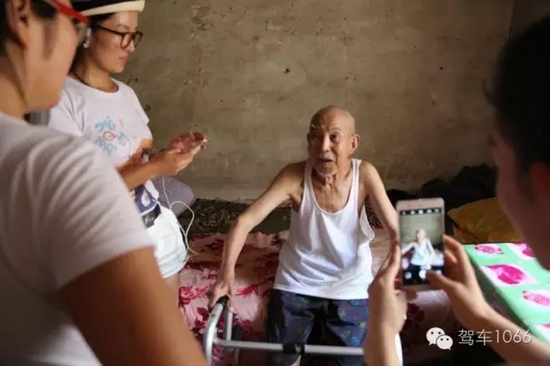 老兵老兵，你的勛章呢，國家給你的那個(gè)？