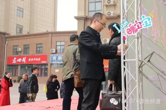 寒江副總監(jiān)親力親為，事無巨細(xì)。偶像真是暖暖惹人愛呢！