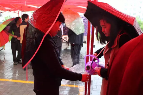 在寒冷的天氣中，為了能讓專家大夫們喝上熱水，紅改主任與柳青不斷的給大家添水。