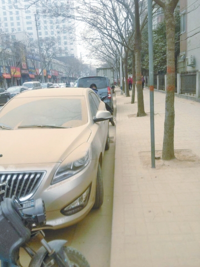 馬路灰頭土臉，停在路邊的車也蒙塵。