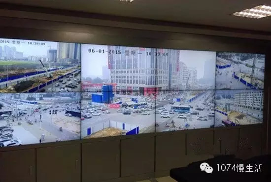 通過監(jiān)控人員操控“電子眼”調(diào)整焦距，可以看到整個(gè)工地全景